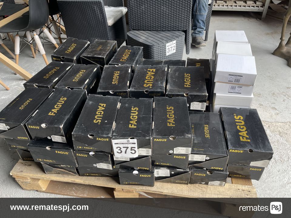 Pallet variedad de calzado Fagus y argollas toallas Stretto