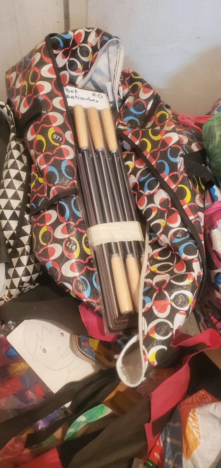 Bodega 401 - Bolsas Matuteras y Cajas Plásticas con Ropa y Artículos Varios + Colchón