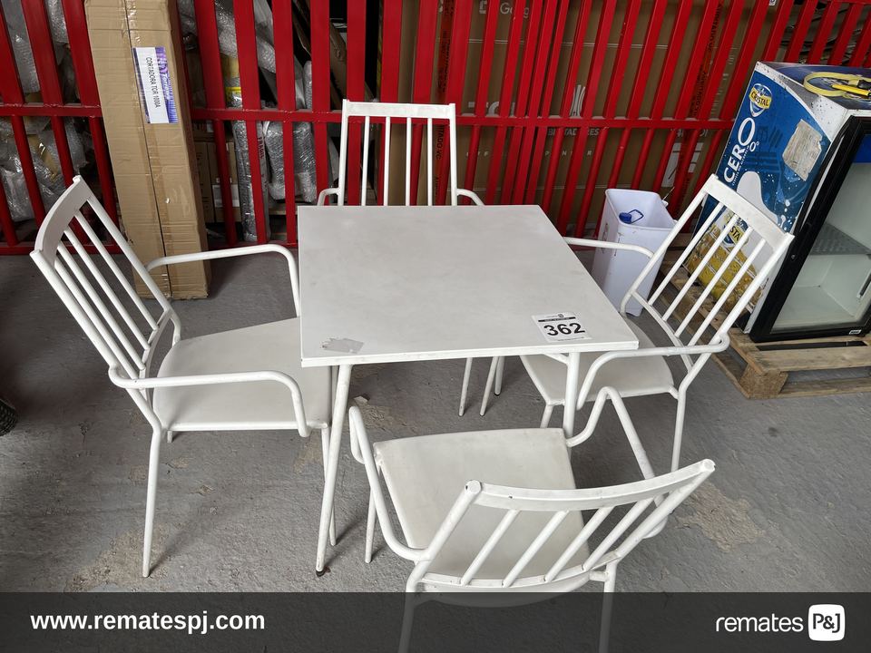Mesa y sillas