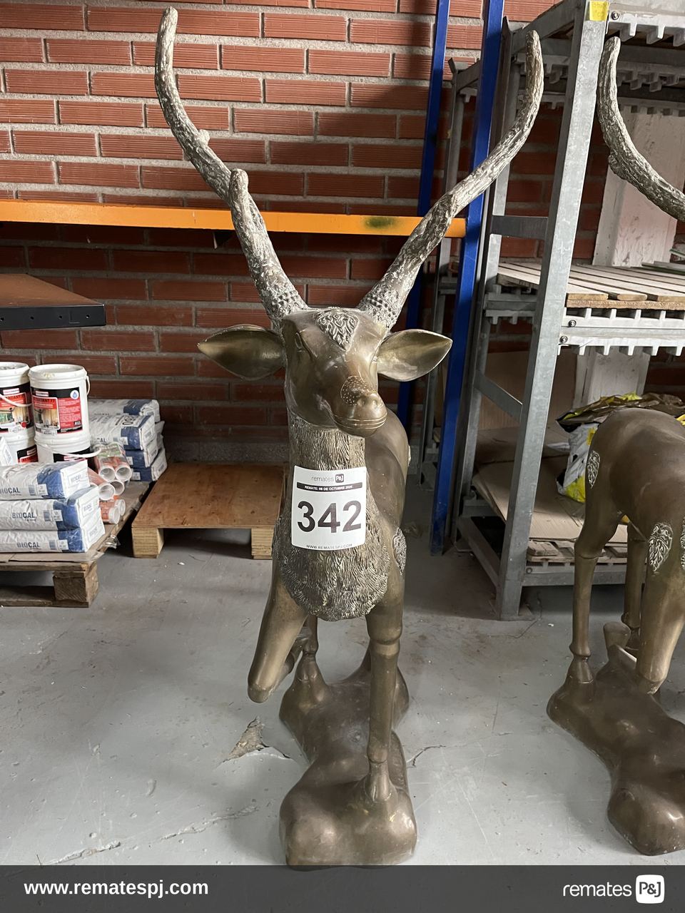 Estatua decorativa de ciervo con astas de bronce 1.30 x 82 / 50 kilos aprox.