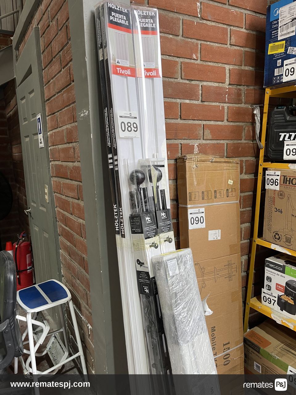 Puerta Plegable PVC Modelo Tivoli Color Blanca 120X200 Cm + Barra de Cortina Doble 112 x 274 Negro + Cortinas Enrollables