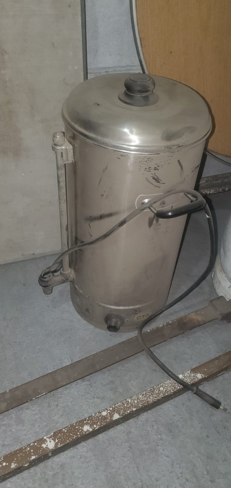Bodega 319 - Cocina 5 Quemadores, Freidor y Churrasquera a Gas Nuevo, Cama de Bronce y Más