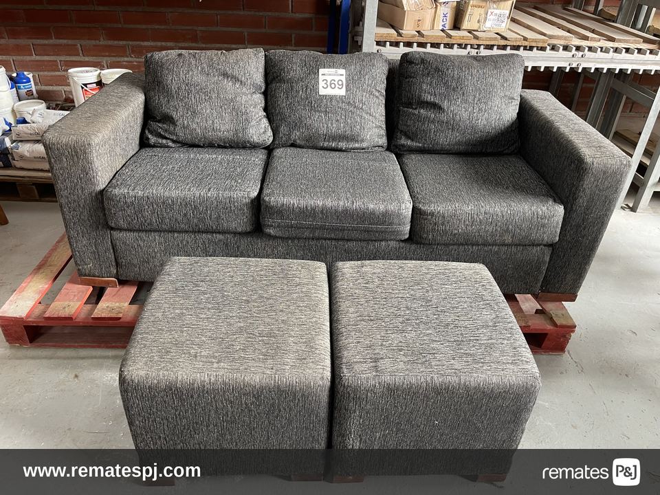 Sofá gris y poufs